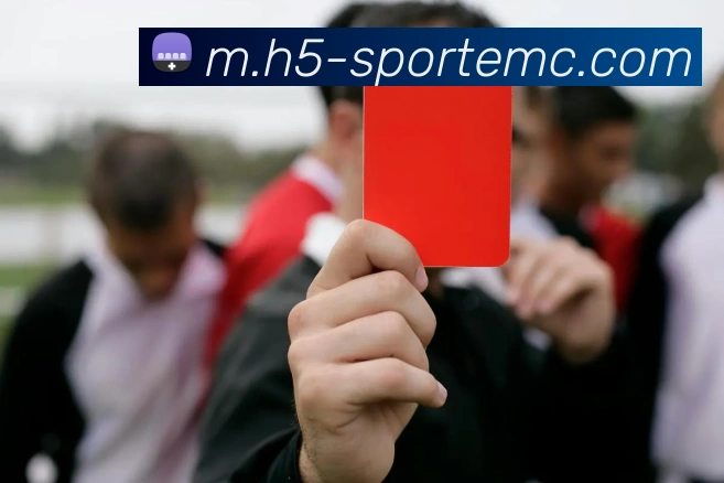 梅西在补时阶段单刀突袭被迅速回追的防守球员成功破坏